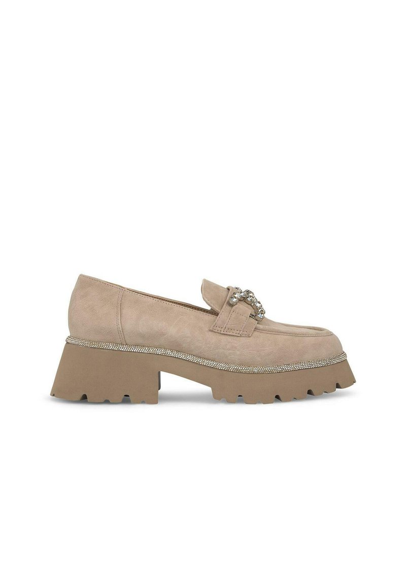 Beige suède loafers met een stevige rubberen zool, voorzien van een decoratieve metalen ketting en een gestructureerde bovenkant. Gestikte details langs de zool.