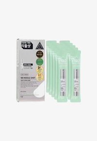 100 Reedle Shot hudvårdsset med en silverfärgad tube och tio mintgröna förpackningar. Lådan har svart och silverfärgad etikett med certifieringar.