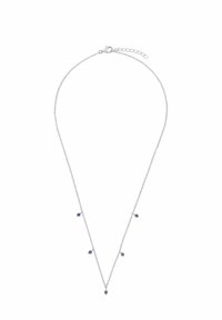 Collar de cadena de color plata con forma de V, que cuenta con cinco acentos de piedras preciosas azules espaciadas a lo largo de la cadena.