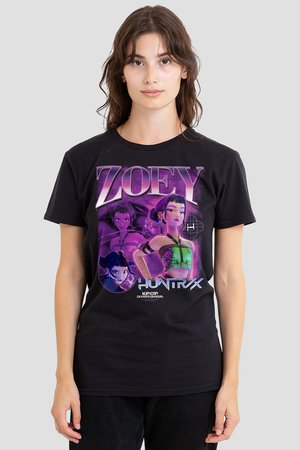 Junge Frau trägt ein schwarzes T-Shirt mit lila und grünen animierten Figuren und dem Text "ZOEY HUNTRX K-POP Demon Hunters".