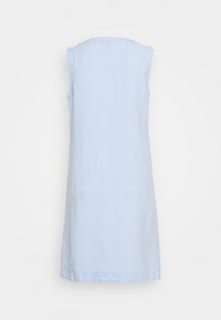 Ljust blå ärmlös klänning tillverkad av texturerat tyg, med rund halsringning och rak fåll, med minimal synlig sömdetaljering.