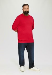 s.Oliver MIT CREWNECK - Strickpullover - himbeere