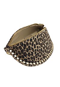 Sac à main en imitation léopard avec fermeture éclair, fabriqué en tissu texturé, comportant des clous dorés le long du bord et une doublure intérieure douce.