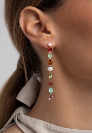 Boucles d'oreilles pendantes ornées de pierres précieuses colorées aux formes variées, montées sur une quincaillerie en or, avec un design en cascade et des teintes distinctes de rouge, vert et bleu.