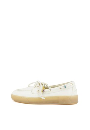 Scarpa da barca in pelle bianca con suola in gomma beige, lacci decorativi e piccole perline colorate sui lati, vista dalla parte esterna.