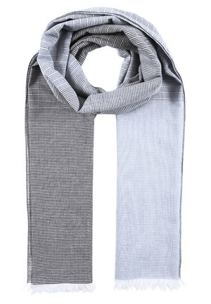 Longue écharpe tricotée avec de fines rayures horizontales, un côté gris foncé et l'autre gris clair, les deux extrémités terminées par des franges blanches.