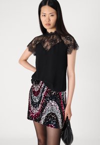 ONLY ONLSOFIE SKIRT - Minisukňa - black/pink