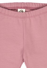 Světle fialové legíny vyrobené z jemné tkaniny, se elastickým pasem a čistým švem podél švů. Žádné viditelné vzory nebo kovové prvky.