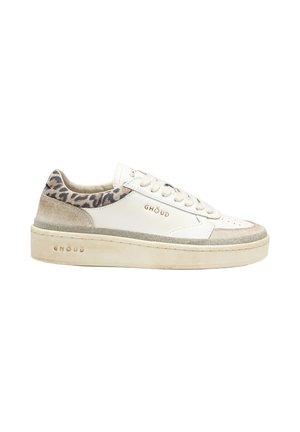 Sneaker bianca in pelle con dettagli in suede beige, colletto con stampa leopardata e logo "GHOUD" sul lato e sulla suola.