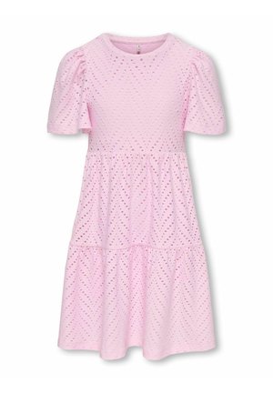 Vestido de manga corta color rosa claro con patrón de ojales en forma de chevrón, escote redondo y falda de volantes diseñado para ofrecer comodidad transpirable y estilosa.