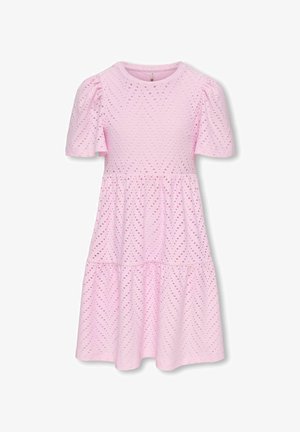 Rochie roz deschis cu mâneci scurte cu model chevron perforat, decolteu rotund și fustă în straturi, concepută pentru confort respirabil și elegant.