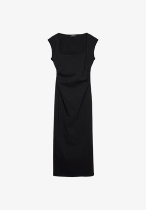 Schwarzes enges Kleid mit quadratischem Ausschnitt und kurzen Ärmeln. Glatter Stoff mit leichter Raffung an der Taille, knielanger Saum. Einfaches Design.