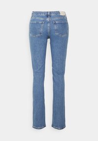 Jeans de denim azul claro con un diseño de pierna recta, que cuentan con una cinturilla alta, dos bolsillos traseros y un acabado sutilmente texturizado.