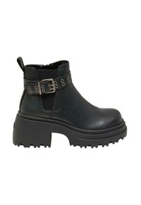 Botín negro de cuero hasta el tobillo con una suela de plataforma gruesa, paneles laterales elásticos y detalles de correa con tachuelas y hebilla de metal.