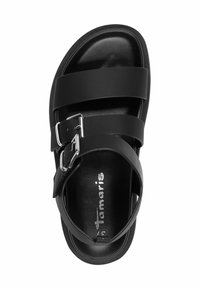 Svarta sandaler med två breda remmar och en spänd ankelrem. Slät syntetisk material med en platt sula och en texturerad fotbädd.