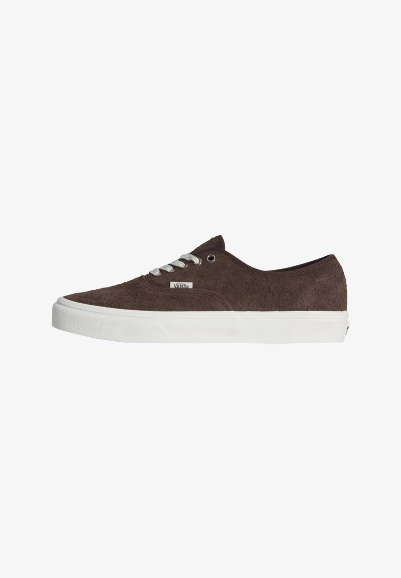 Καφέ sneaker από σουέτ με χαμηλή κορυφή, λευκά κορδόνια και λευκή καουτσούκ σόλα, με λογότυπο Vans στην πλευρά.
