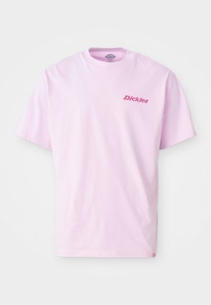 T-shirt de algodão rosa com mangas curtas, apresentando um pequeno logótipo vermelho "Dickies" na área do peito esquerdo e um design de corte reto.