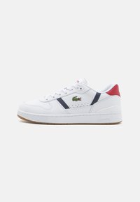 Hvit lær sneakers med marineblå og røde detaljer, perforert utsmykning og teksturert gummisåle. Har brodert logo på siden.