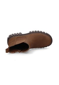 Brauner Knöchelboot aus glattem Wildleder mit einer strukturierten Gummisohle, der über elastische Seitenpaneele und eine Schlaufe für ein einfaches An- und Ausziehen verfügt.