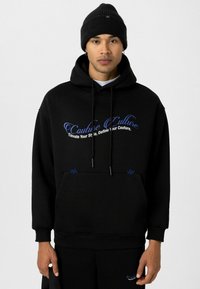 Zwarte hoodie met een kangoeroezak, voorzien van blauwe tekst en ontwerpelementen. Gemaakt van zachte stof met een relaxed fit en een verstelbare trekkoordkap.