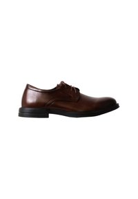 Chaussure habillée pour homme en cuir marron avec semelle et lacets noirs, vue de profil sur fond blanc.