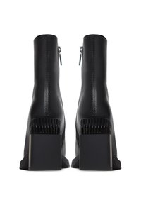 Bocanci negri din piele până la gleznă, cu un design înalt și structurat, o toc lucios în contrast și închidere cu fermoar în spate.