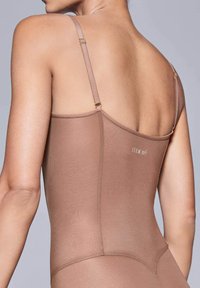 Bruine bodysuit met dunne verstelbare bandjes, een gladde textuur en subtiele logodetail op de rug. Sluit nauw aan op het lichaam.