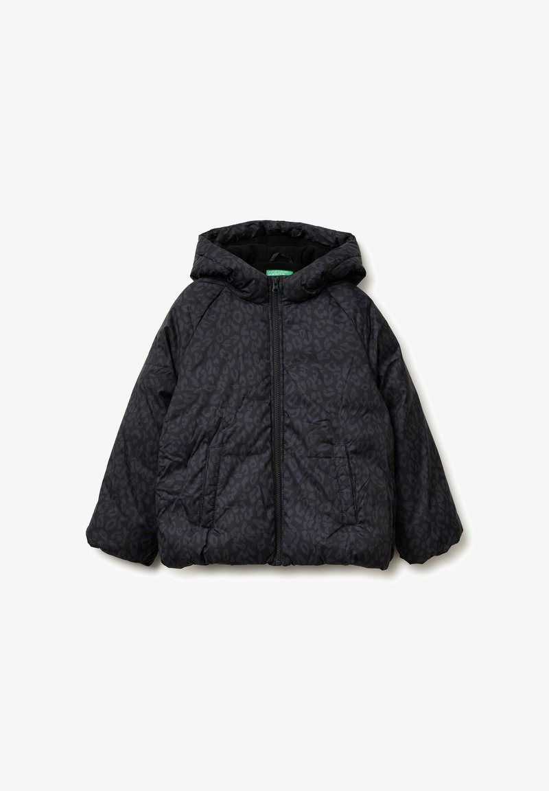 Giacca a piumino nera con un motivo leopardato, chiusura con zip e cappuccio. Caratterizzata da due tasche frontali e una texture morbida e trapuntata.