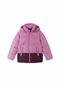 Giubbotto imbottito rosa e viola scuro con cappuccio, cerniera frontale, due tasche, texture trapuntata e orlo che curva leggermente nella parte inferiore.
