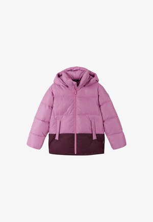 Giubbotto imbottito rosa e viola scuro con cappuccio, cerniera frontale, due tasche, texture trapuntata e orlo che curva leggermente nella parte inferiore.