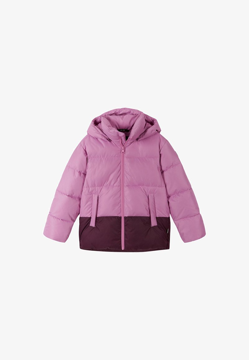 Veste rembourrée rose et violet foncé avec capuche, fermeture éclair à l'avant, deux poches, texture matelassée et ourlet légèrement incurvé en bas.