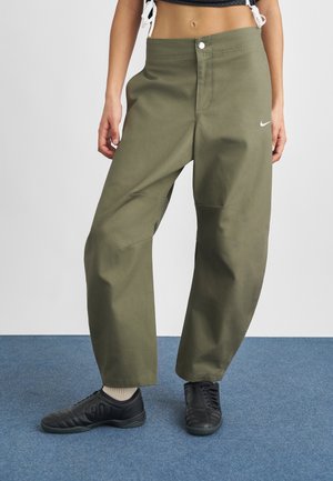 Nike Sportswear STREET BARREL PANT - Hlače - medium olive sail