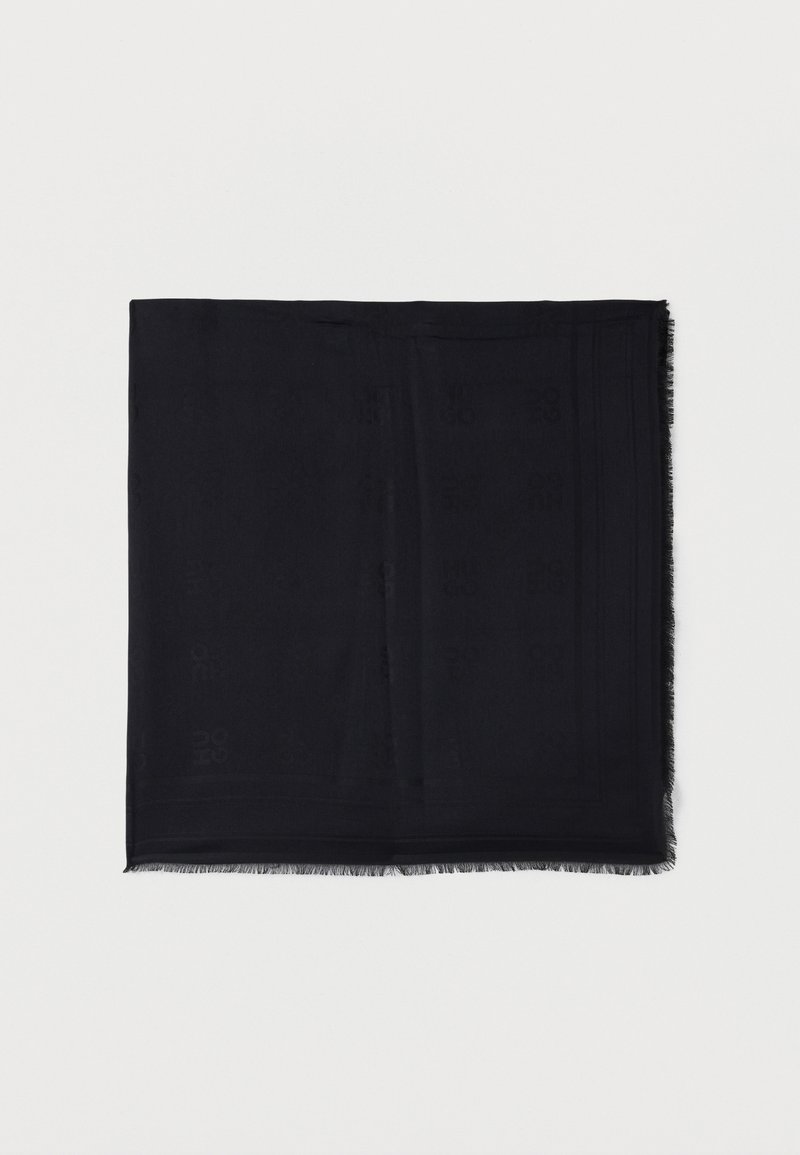 Melnā šalle no mīksta materiāla, ar smalku reljefa logotipu rakstu, pabeigta ar frēzētām malām. Taisnstūra forma.