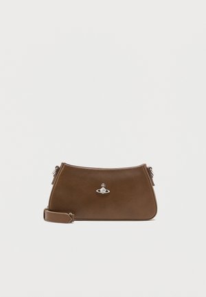 Sac à bandoulière en cuir marron avec un logo en forme d'orbe argenté et une sangle amovible sur fond blanc uni.