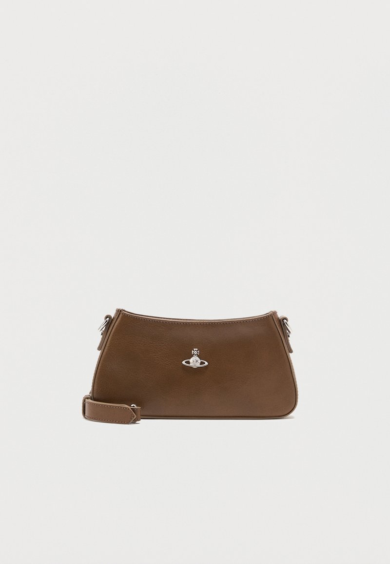 Barna bőr oldaltáska ezüst gömb alakú logóval és levehető pánttal, sima fehér háttér előtt.