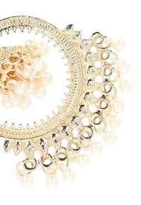 Guldtonad örhänge med intrikat cirkulär design, med en scalloped kant och hängande fuskpärlor. Slät yta och detaljerade accenter.