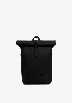 Schwarzer Rolltop-Rucksack mit Frontbuckel, Seitentaschen und einem oberen Tragegriff vor weißem Hintergrund.