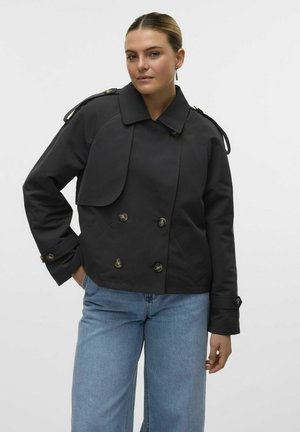 Giacca nera doppiopetto con ampio colletto, spalline sulle spalle e dettagli con bottoni. Tessuto liscio e design cropped.