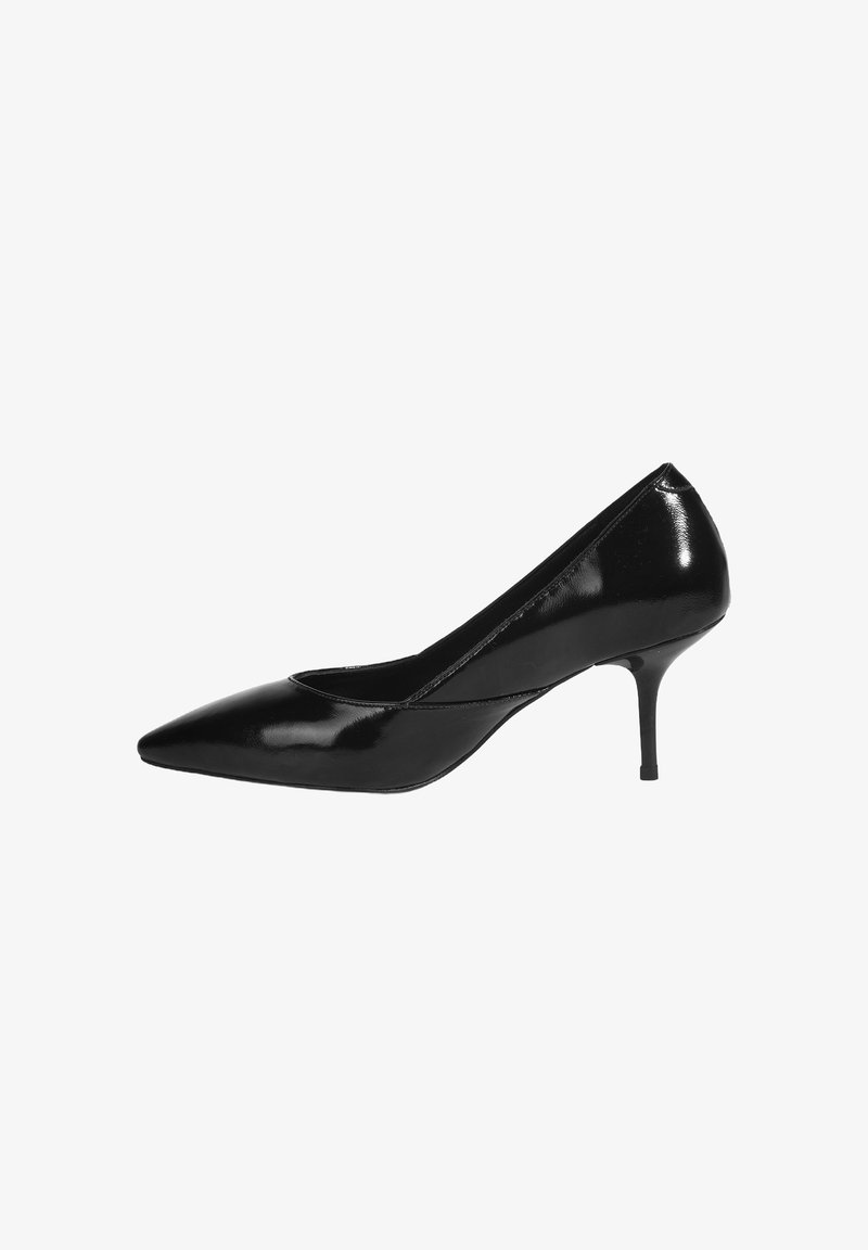 Schwarze Lackleder-Pumps mit spitzem Zehenbereich und schlankem Stiletto-Absatz. Glänzende Oberfläche und geschwungene Linien entlang der Öffnung und der Seiten.