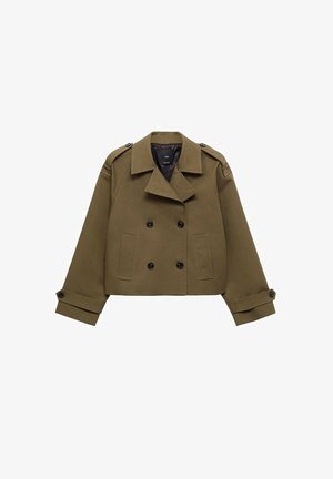 Giacca corta doppiopetto verde oliva con colletto a lancia, bottoni neri e due tasche frontali; presenta spalle e polsini strutturati.