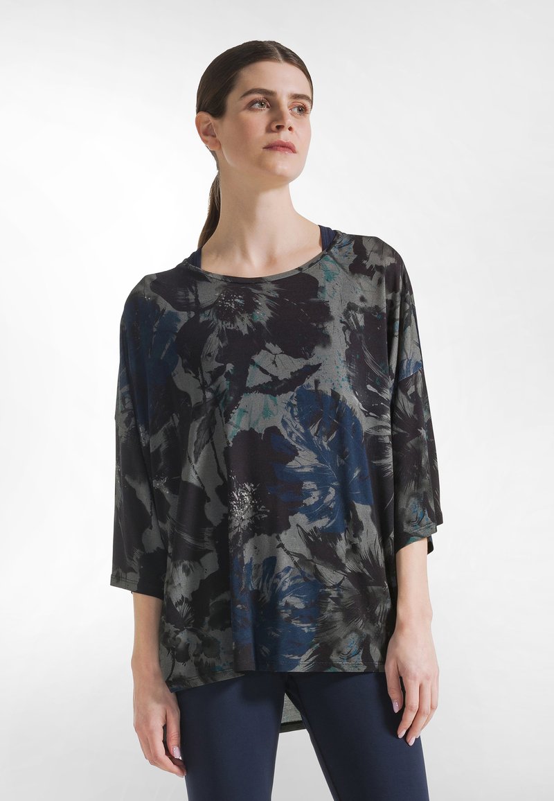 Schwarzes und graues florales Oberteil mit 3/4-Ärmeln, lockerer Passform, rundem Ausschnitt und lebendigen blauen und türkisfarbenen Akzenten auf glattem Stoff.