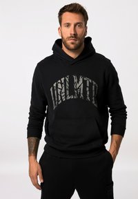 Felpa nera con un grande logo testurizzato "UNLMTD" in grigio. Presenta una tasca frontale e polsini a costine. Il materiale sembra morbido e informale.