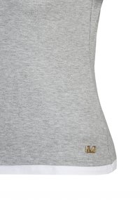 Graues Baumwoll-T-Shirt mit figurbetontem Design, weißem Saum und einem kleinen goldenen Logo-Akzent am unteren Ende. Glatte Textur mit klassischem Stil.