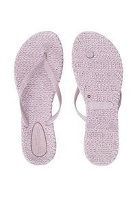 Een paar lichtroze gestructureerde teenslippers met dunne banden, waarvan de ene de bovenkant toont en de andere de zool met merktekst en maatmarkeringen.