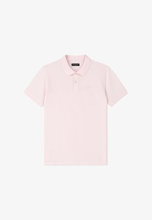 Jasnoróżowa koszulka polo z krótkim rękawem, kołnierzykiem i dwoma guzikami na plisie, ułożona płasko na białym tle.