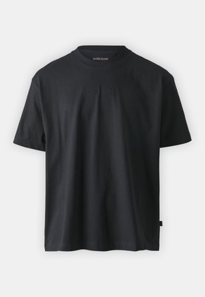 Črna bombažna majica s kratkimi rokavi, okroglo ovratnikom in embosiranim napisom "GUESS JEANS" na sprednji strani. Mehka tekstura, sproščen kroj.