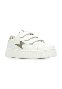 Witte synthetische sneakers met een gestructureerde witte zool, uitgerust met drie klittenbandsluitingen en een gouden bliksemschichtaccent aan de zijkant.