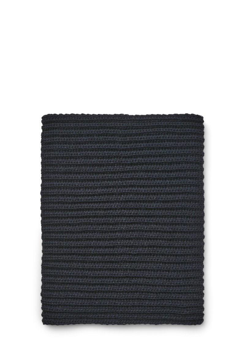 Tappeto intrecciato nero con un motivo testurizzato a righe, caratterizzato da uno spessore uniforme e bordi lisci. Adatto per uso interno.