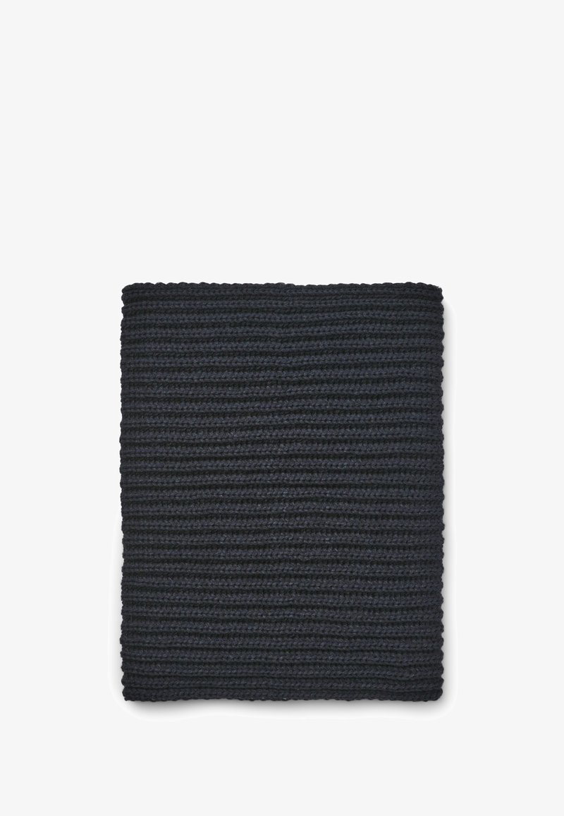 Tappeto intrecciato nero con un motivo testurizzato a righe, caratterizzato da uno spessore uniforme e bordi lisci. Adatto per uso interno.