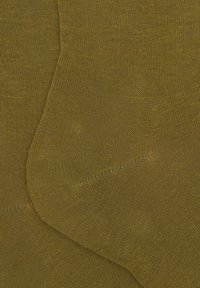 Calzini verdi oliva lavorati a maglia con una texture liscia. Presentano punta e tallone rinforzati e una costina fine al bordo.